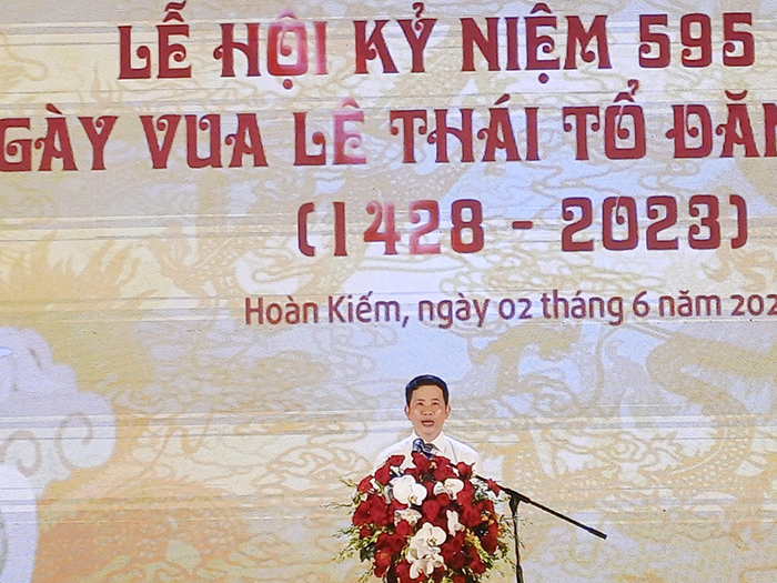 Chủ tịch UBND quận Hoàn Kiếm Phạm Tuấn Long phát biểu khai mạc